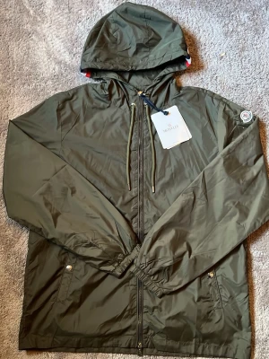 Grön moncler windbreaker - Helt ny moncler windbreaker som inte ha några skador på sig eller skavanker. Storleken L. Skriv vid frågor😁