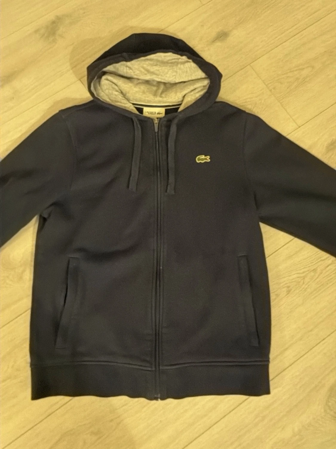 Mörkblå hoodie från Lacoste 