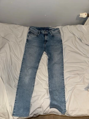 Ljusblå Replay Jeans - Snygga ljusblå jeans med rak passform och klassisk femficksdesign. Jeansen har normal midja och dragkedjegylf. Perfekta för en avslappnad och trendig look. Materialet är denim i bomull.