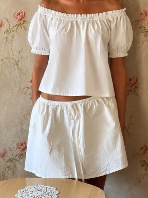 Off shoulder - Vit off shoulder från FWSS. 100 % Bomull. Storlek XS. Nyskick (utan prislapp). Finns ej längre att köpa! Nypris 2000 kr. 🌸