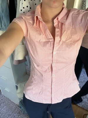 Kortärmad skjorta - Jättenajs kortärmad skjorta perfekt för både vardag och tillställningar🥰 kommer tyvärr inte till användning 