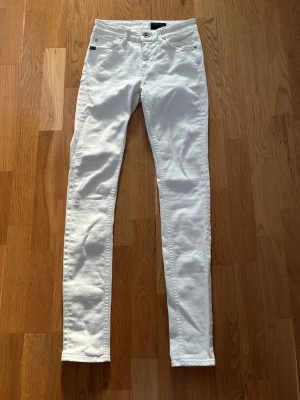 Vita jeans från Tiger of Sweden - Säljer ett par skitfeta vita jeans från Tiger of Sweden. Jeansen har klassisk femficksmodell, smal passform och är tillverkade i stretchigt bomullsmaterial för extra komfort. Perfekta nu under våren!