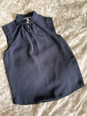 Mörkblå ärmlös blus med knyt - H&M blouse navy blue size 34