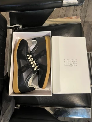 Maison Margiela - Ett parSuper sköna svarta margielas  | Skick; 10/10 | Strl; 43 | allt og medföljer | Pris kan diskuteras vid en snabb och smidig affär! /Mvh Nitro 🦖
