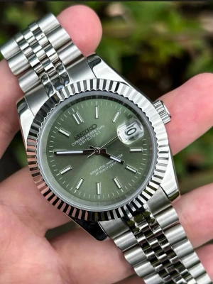 Grön Seiko klocka i rostfritt stål - Stilren Seiko klocka med grön urtavla vill köpa hör av er till mig om ni har en 