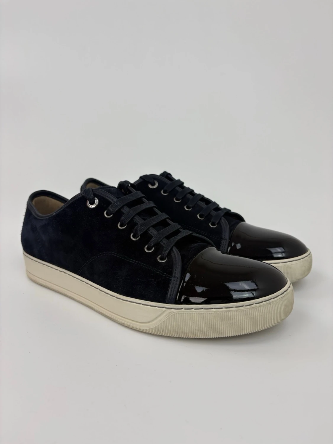 Mörkblå sneakers med lackad tå - 1