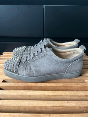 Christian louboutins  - Tjena, säljer nu dessa riktigt snygga och populära Christian louboutinsen, de är i använt skick men fortfarande helt användbara, inga större slitage, storlek 41,5, endast skorna ingår, hör av er vid frågor och funderingar🙌🤝 