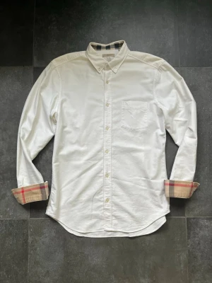 Burberry skjorta  - Tjena, säljer nu denna riktigt snygga och populära burberry skjortan, den är i bra skick, utan några skador, använd ett par gånger, storlek M, hör av er vid frågor och funderingar🙌🤝 