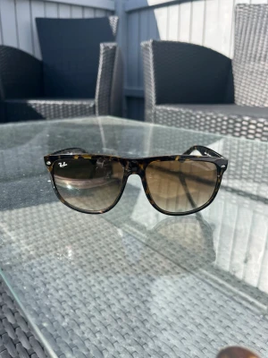 Rayban Boyfriend - Ray-Ban Boyfriend – Klassisk design, bekväm passform och tidlös stil. Storlek 60| Inga tecken på användning | obs endast glasögonen | Ett självklart val för soliga dagar! 🕶️☀️mvh PolarArchive 