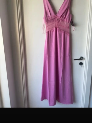 Rosa satin klänning  - Helt oanvänd med lappar på💖