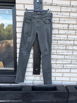 Gråa replay jeans - Gråa replay anbass hyperflex storlek 32/34 i bra skick tveka inte på att ställa frågor. Pris går att diskutera 