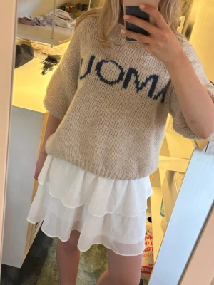 Vit volangkjol med resårmidja - Söt vit kortkjol med flera lager volanger. Passar till både stickade tröjor och andra toppar!💓perfekt nu till sommaren