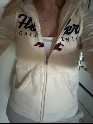 Zip up Hoodie Hollister fodrad  - Jättemjuk zip up Hoodie ifrån Hollister i storlek S!