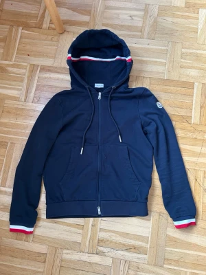 moncler kofta - Säljer en skön moncler kofta i strlk M/S. Den har inga hål eller besvär. Strlk är dock som S och M. Prutmån finns vid snabb affär 