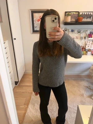 Stickad tröja - Grå stickad tröja, det står storlek M men den är liten i storleken jag skulle säga den passar som stl S