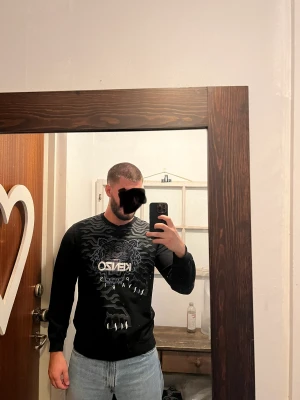 Kenzo tröja - Säljer min Kenzo tröja. Fortfarande i bra skick. Vid intresse är det bara och ställa mer frågor eller be om bilder så skickar jag. Pris kan diskuteras.