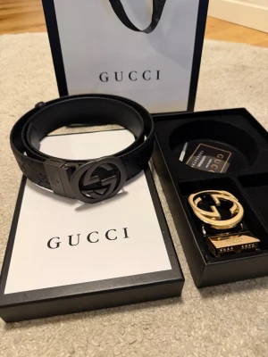 Gucci bälte  - Stiligt och unikt Gucci bälte till dig som gillar att sticka ut! Superkvalite till ett superbra pris i helt nytt skick! Loggan går och ändra till både svart och guldigt! Priset kan sänkas vid snabb affär!