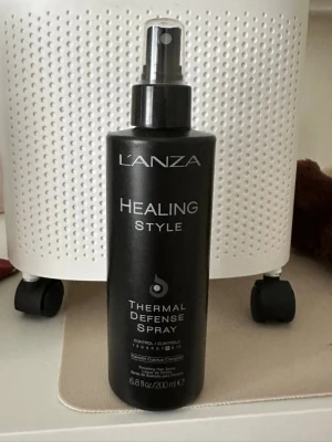 L'ANZA Healing Style | Thermal Defense Spray  - L'ANZA Healing Style Thermal Defense Spray Den skyddar håret mot värme vid styling och innehåller keratin. Perfekt för dig som ofta använder plattång eller fön. Testad.