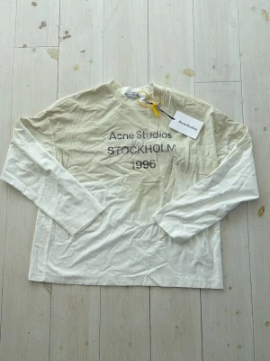 Acne studios long sleeve - Säljer också denna vita long sleeven från acne studios. Den passar perfekt till sena sommarkvällar eller om du bara ska ut me vänner!! Storleken är också i M. Skriv vid frågor eller funderingar!!!