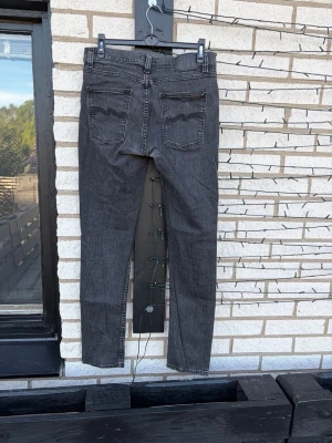 Nudie jeans - Nudie jeans lean dean 31/34 superbekväma och i väldigt bra skick tveka inte på att höra av dig om du har några frågor.