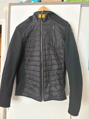 Parajumper nolan - Säljer min Parajumpers Nolan i svart. Mycket fint skick och sparsamt använd. Storlek Kids L men passar även vuxen S (ca 170–175 cm). Kvitto finns och jackan är självklart äkta. Nypris runt 4 000 kr. Säljs då den blivit för liten. Perfekt för svala sommar kvällar och höst. Hör gärna av dig vid frågor eller bud:) Är villig att diskutera pris vid snabb affär!