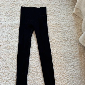 Tre pack leggings - Säljer tre pack leggings med hög midja, ett par i svart, ett par i grått och mintgrön. Alla är långa och har en tight passform som sitter snyggt på benen. Perfekta till både oversized tröjor och crop tops. Materialet känns mjukt och stretchigt.