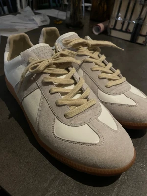 Maison margiela gats - Säljer dessa fina Maison Margiela gats skorna då dom inte passar, fick skorna som present på födelsedagen, skorna är storlek 46 men funkar på 45 