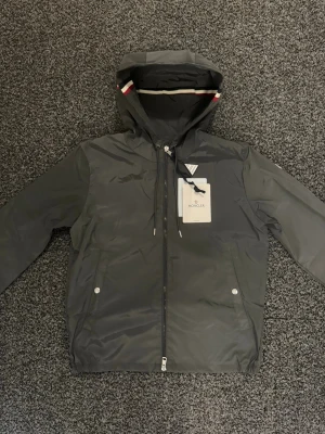 Moncler Vindjacka - Helt ny jacka som är oanvänd, kommer precis som på bilden med tags o scannar också! 