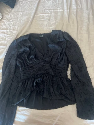 Svart blus - Jätte fin svart blus från gina