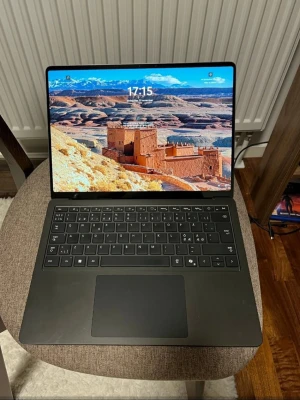 Svart bärbar dator med tunn design - Snygg och modern svart bärbar dator med tunn ram runt skärmen och stor touchpad. Tangentbordet är bakgrundsbelyst och chassit är gjort i metall för en premiumkänsla. Perfekt för studier, gaming eller kreativt arbete.