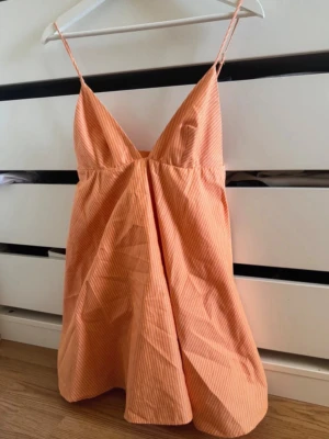 Orange klänning Zara  - Orange jättefin klänning ifrån Zara i storlek xs! 