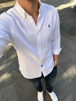 Ralph Lauren skjorta - Supersnygg Ralph Lauren skjorta i storlek Medium. Perfekt nu på sommaren! Skriv om du undrar något 🤩