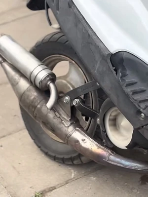Leovince tt rör  - Säljer ett avgassystem till Vespa scooter. Systemet är i metall med en silverfärgad ljuddämpare och böjd rörform. Passar till dig som vill uppgradera eller byta ut ditt nuvarande avgassystem. Monteringsdetaljer syns på bilden.