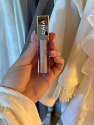 Caia front row concealer 1C - Säljer en front row concealer från Caia i nyansen 1C. Bra täckning och lägger sig fint under ögonen, tyvärr blev denna nyansen för ljus för mig så därför säljer jag den. Hör gärna av dig vid frågor❤️