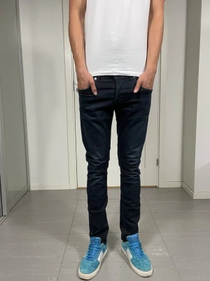 Dondup Jeans - Säljer nu dessa Dondup Jeans i en mörkblå/svart färg, mått ca 40 o 104 cm. skriv för fler bilder/frågor🙌🏼