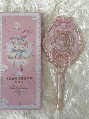Bunny Garden handhållen sminkspegel - Supersöt handhållen sminkspegel i rosa och guld med detaljer som rosetter, kaniner och blommor. Ny med original förpackning.