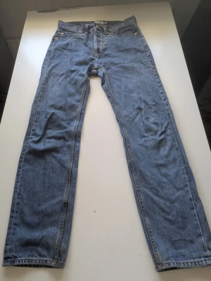 Blå raka jeans - Klassiska blå jeans med rak modell. Jeansen har inga problem som syns och är knappt använda