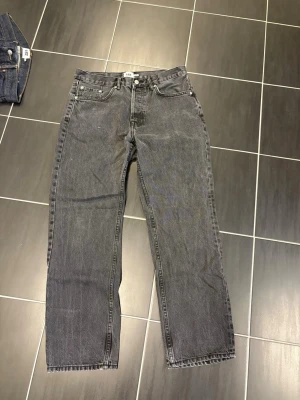 3 par jeans från lager 157 - Säljer dessa 3 jeans (modell seattle från lager 157), alla för 300kr Svarta storlek: W32 L32 (använt men fint skick) Mörkblå storlek: W31 L32 (nyskick) Ljusblå storlek: 33:32 (använt men fint skick)