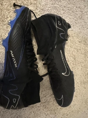 Fotbollsskor  - Svarta Nike fotbollsskor i storlek 40,5. Slutat med sporten och dem används inte längre. Pro modellen och kostade cirka 1500kr när den köptes. Kan skickas!