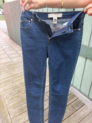 Mörkblå skinny jeans från Marc Jacobs - Säljer ett par mörkblå skinny jeans från Marc Jacobs. Jeansen har dragkedjegylf och är tillverkade i stretchigt denimtyg för en bekväm passform. Perfekta till sneakers eller boots.