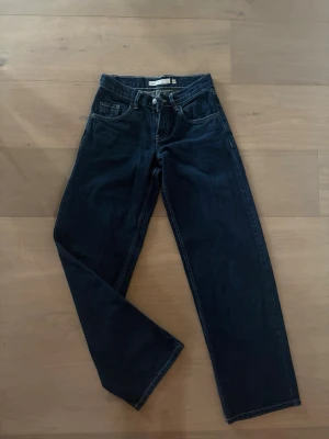 Virala lowwaist straight jeans - Märke: Subdued Typ: Virala subdued jeans(lowwaist/straight) Storlek: 38 Skick: Nyskick Säljer då dom tyvärr inte passar mig(tog av lappen innan jag testade, så kunde ej skicka tillbaka😅)☺️ Nypris: 793kr(endast testade) Pris kan diskuteras!
