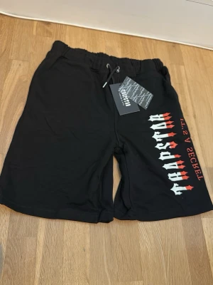Svarta shorts från Trapstar med tryck - Helt nya, pris kan diskuteras. Mått kan skickas 