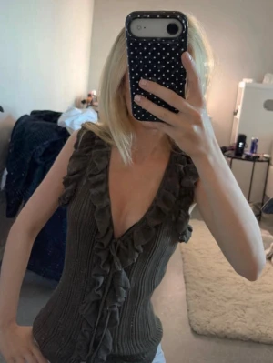 Zara topp - Mörkgrön volangtopp från Zara. Ny med prislapp