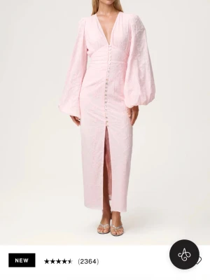 Adoore klänning Positano Pink embroidery  - Säljer min fina adoore klänning! Endast använd en gång så den är i fint skick, förutom att knappen allra längst ned har lossnat. Går lätt att sy fast, extra knapp medföljer. Storlek 36, modell Positano, färg Pink Embroidery🩷🩷🩷