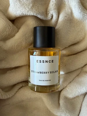 ESSNCE Strawberry Eclair parfym - ESSNCE Strawberry Eclair Eau de Parfum, endast test sprutat då jag har mycket parfymer och inte sträcker mig efter denna. Se hur mycket som är kvar. Har bevarats mörkt och kallt.