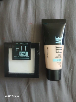 Maybelline Fit Me Matte + Poreless set - Säljer ett set med Maybelline Fit Me Matte + Poreless foundation i tub (nyans 101) och kompaktpuder i svart förpackning. Båda produkterna ger en matt finish och jämnar ut hudtonen. Perfekt för dig som vill ha en naturlig bas med lång hållbarhet.
