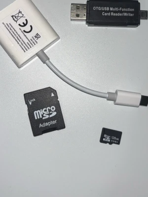 128 Gb Minneskort och kortläsare USB/USB-C - Paket med microSD-kort 128GB, microSD-adapter, OTG/USB multi-funktion kortläsare och USB-C till SD-kortläsare. Perfekt för att snabbt föra över filer mellan dator, mobil och kamera. Allt i svart och vitt, smidiga och kompakta tillbehör.