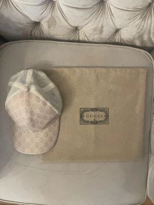 Fin keps - Fin keps beige den är använd fast inga skador behöver bara tvättas lite piroger är inte högt och inte litet de mellan den är 57-58 cm den kommer med duchbag men priset kan diskuteras jag skickar den på samma dag eller nästa dag hör av er om ni är intresserade och gå in o kolla i mitt konto för allt är billigt