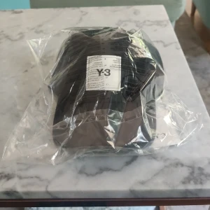 Y-3 Designer Square Logo Cap - Unused designer Y3 cap!!!! (By Yohio Yamamoto) Purchased ~4 months ago but never touched it (Bought three caps, don't ask haha).  For clearer pictures, search it up on adidas' website "Y3 Sql Cap".   !!!You can request for a receipt!!! Retail: 750SEK