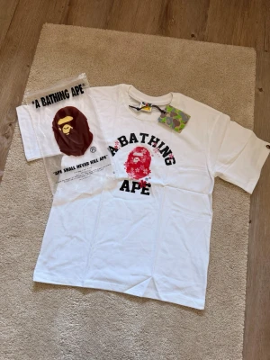 Rosa bape t shirt med blommor - Passade inte mig tyvärr, storleken är S men är lite oversized. Pris går att diskuteras!💓 Jag skickar samma dag som köp! kvitto finns❣️